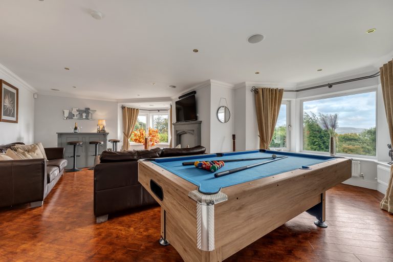 Woodland Retreat Bar & Pool Table